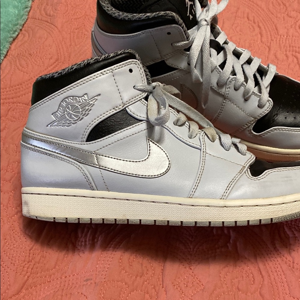 Nike Men's Black and White Sneakers - Picture 2 of 6